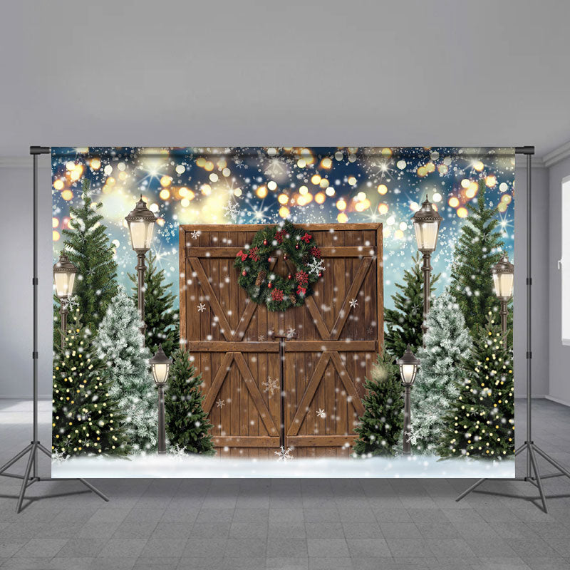 Aperturee - Holztür Kiefernbaum verschneite Lichter Weihnachtskulisse