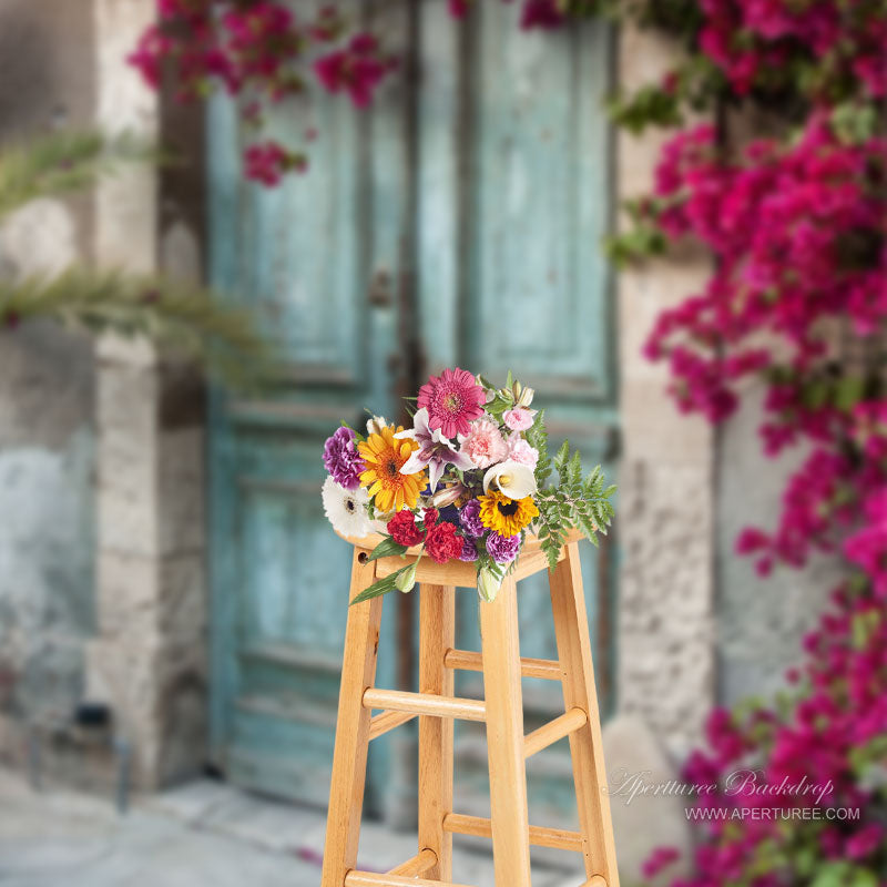 Aperturee – Fotokabinen Hintergrund mit alter Holztür und Blumenwand