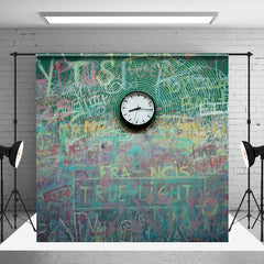 Grüner Graffiti Wanduhr Fotostudio Hintergrund