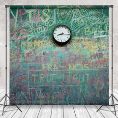 Grüner Graffiti Wanduhr Fotostudio Hintergrund