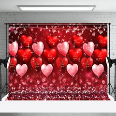 Aperturee - Glitzernde rote Herzballons zum Valentinstag im Hintergrund