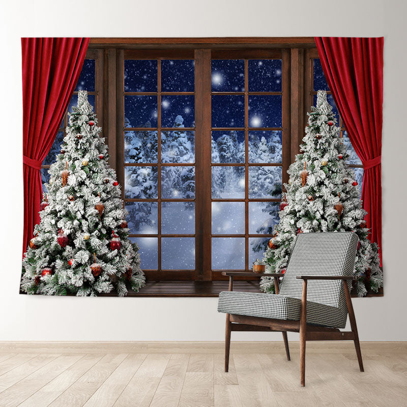 Aperturee - Roter Vorhang verschneiter Baum Fenster Weihnachtskulisse