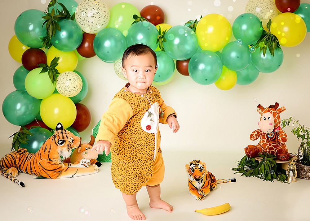 Aperturee - Hintergrund für Porträts zum 1. Geburtstag mit niedlichen Tierpuppen in Beige