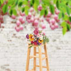 Aperturee - Frühlingshintergrund mit Blumenmuster aus weißen Backsteinmauern für die Hochzeit