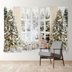 Aperturee - Khakifarbener Vorhang Fenster verschneiter Baum Winterhintergrund