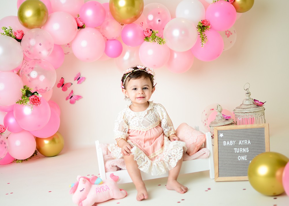 Aperturee - Rosa Luftballons warme beige Schmetterlinge Porträthintergrund