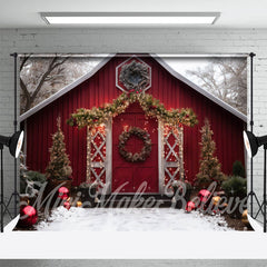 Aperturee - Verschneite rote Holzhaus Kranz Licht Weihnachtskulisse