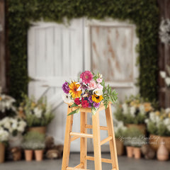 Aperturee – Fotohintergrund „White Gate“ mit grünen Blättern und Blumenmuster aus Holz